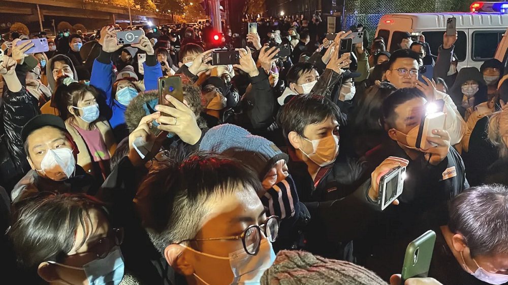 محدودسازی عملکرد بلوتوث و ایردراپ در چین برای سرکوب اعتراضات