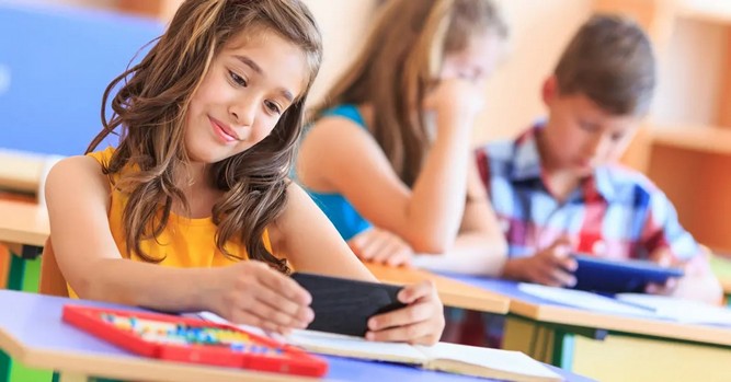یونسکو به دنبال ممنوعیت جهانی استفاده از گوشی هوشمند در مدارس است