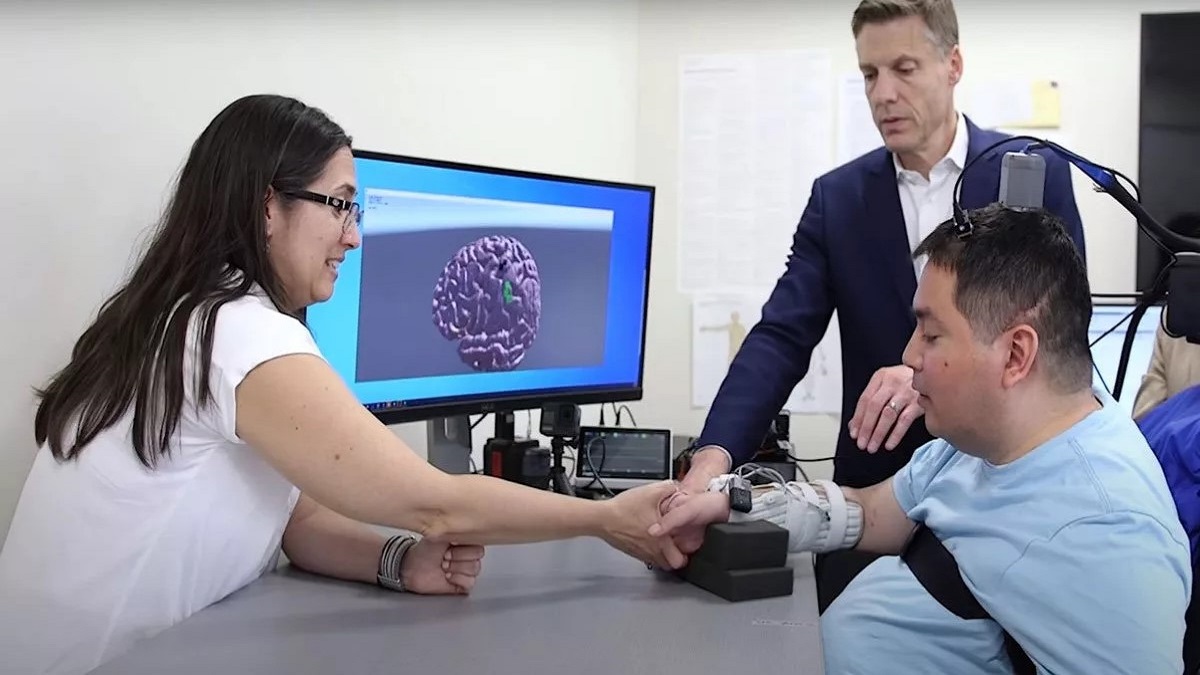 فعال شدن مجدد حس لامسه و قابلیت تحرک بیمار فلج‌شده با ایمپلنت مغزی [+ویدیو]