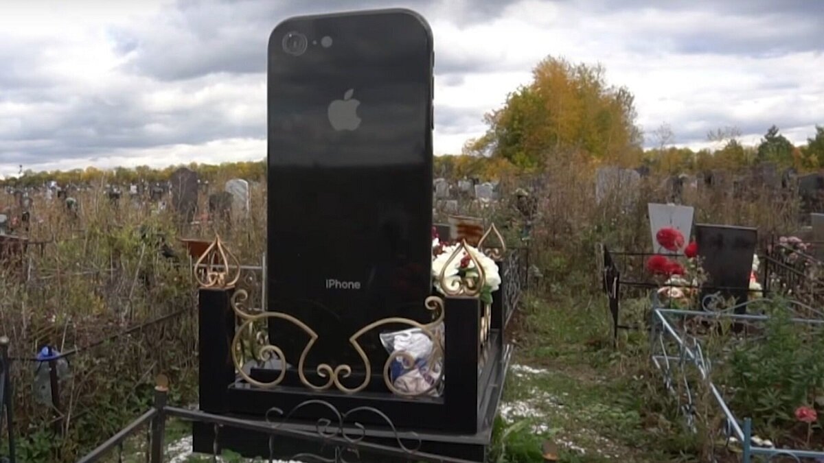 ساخت سنگ قبر یک دختر روس به شکل گوشی موبایل [+عکس]