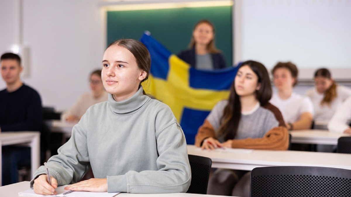 تدریس سنتی در سوئد رواج پیدا می‌کند؛ تکلیف مشق شب برای دانش‌آموزان