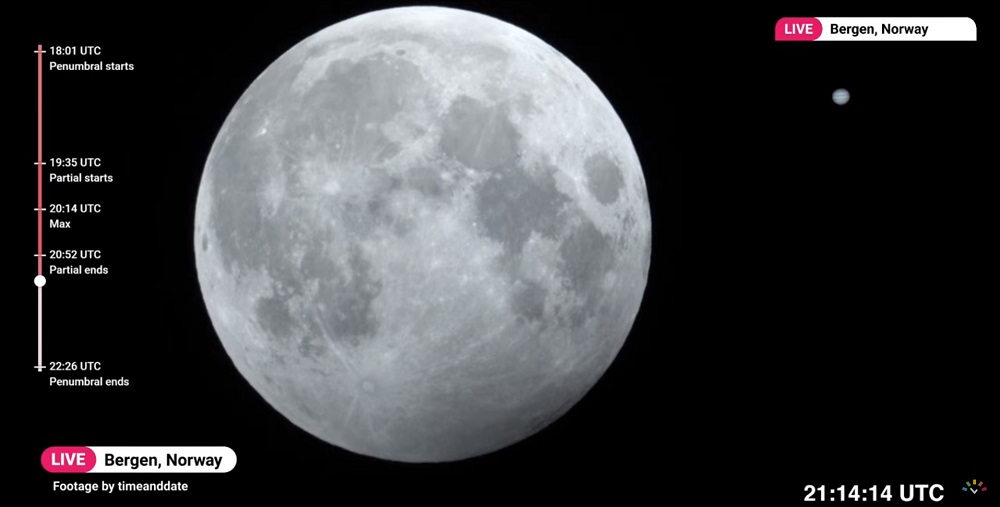 تصویری از ماه گرفتگی جزئی ماه شکارچی برفراز آسمان نروژ. در این تصویر سیاره مشتری در بالا سمت راست ماه قابل مشاهده است. (تصویر از وب سایت TimeAndDate)