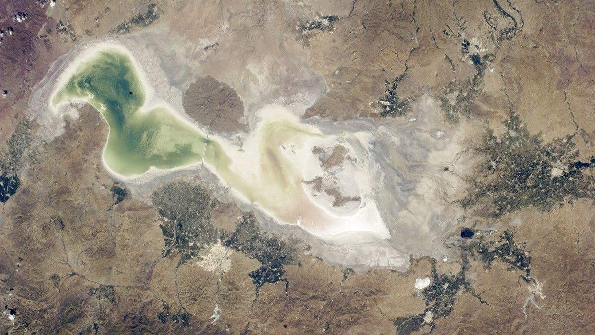 تماشا کنید: دریاچه ارومیه حالا بزرگترین دشت نمک خاورمیانه است!