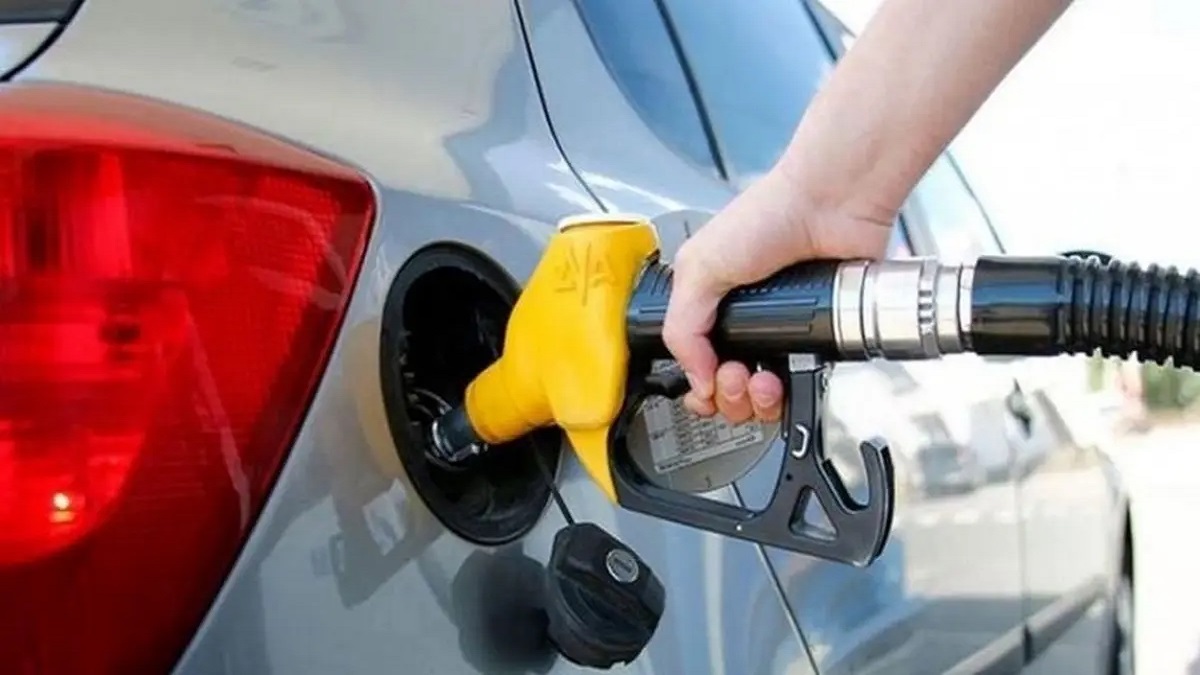دولت به اعطای بنزین سهمیه ای از ابتدای خرداد سال آینده ملزم شد؛ هر نفر 15 لیتر