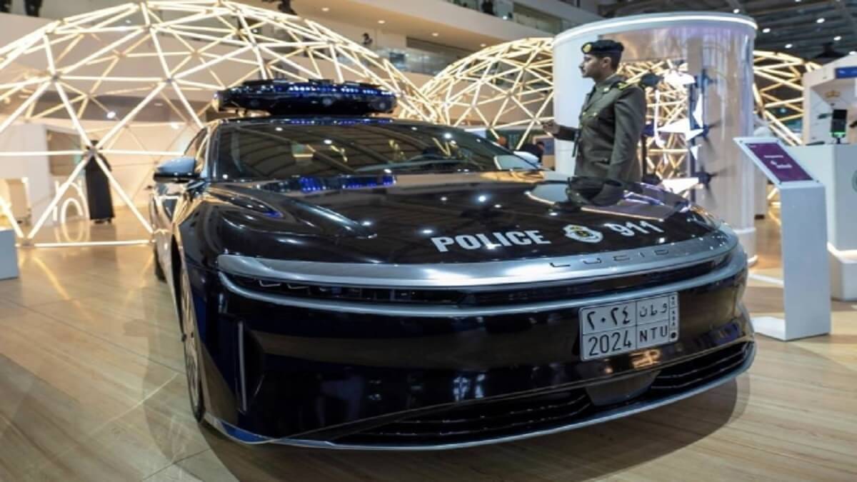 پلیس عربستان خودروهای هوشمند مجهز به پهپاد خود را به نمایش گذاشت [+فیلم]