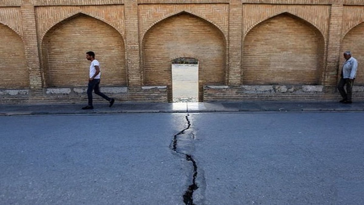 اگر برای فرونشست اصفهان کاری انجام نشود مردم باید شهر را ترک کنند