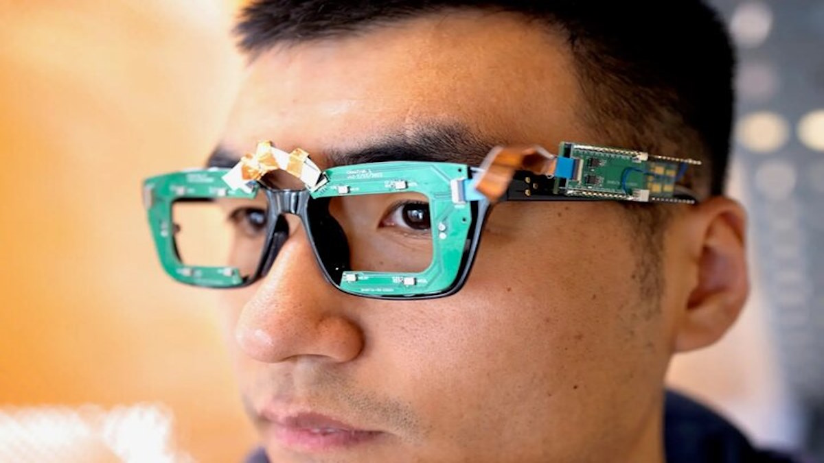 این عینک می‌تواند طرز نگاه و حالات صورت شما را ردیابی کند!