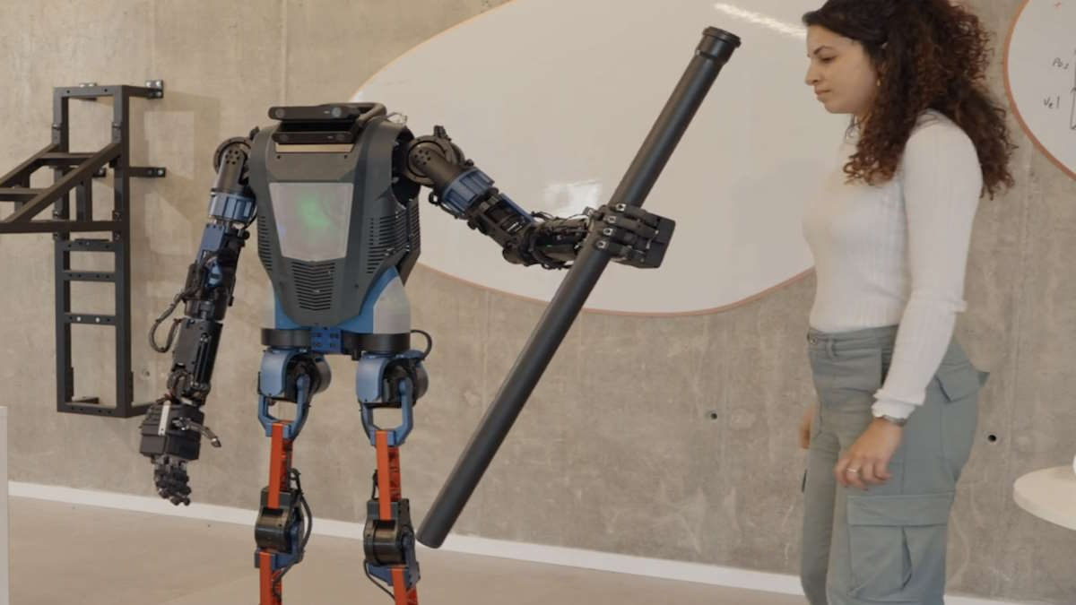 تماشا کنید: ربات Mendeebot می‌تواند با انسان‌ها به‌صورت مستقل ارتباط برقرار کند [+ویدیو]