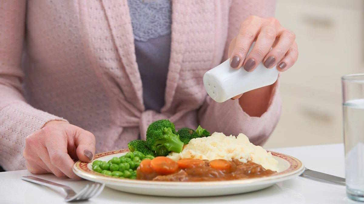 نمک زدن به غذای پخته شده، خطر ابتلا به سرطان معده را 41 درصد افزایش می‌دهد