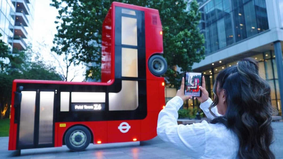 سامسونگ اتوبوس لندن را برای تبلیغ محصولات تاشو خود تا کرد