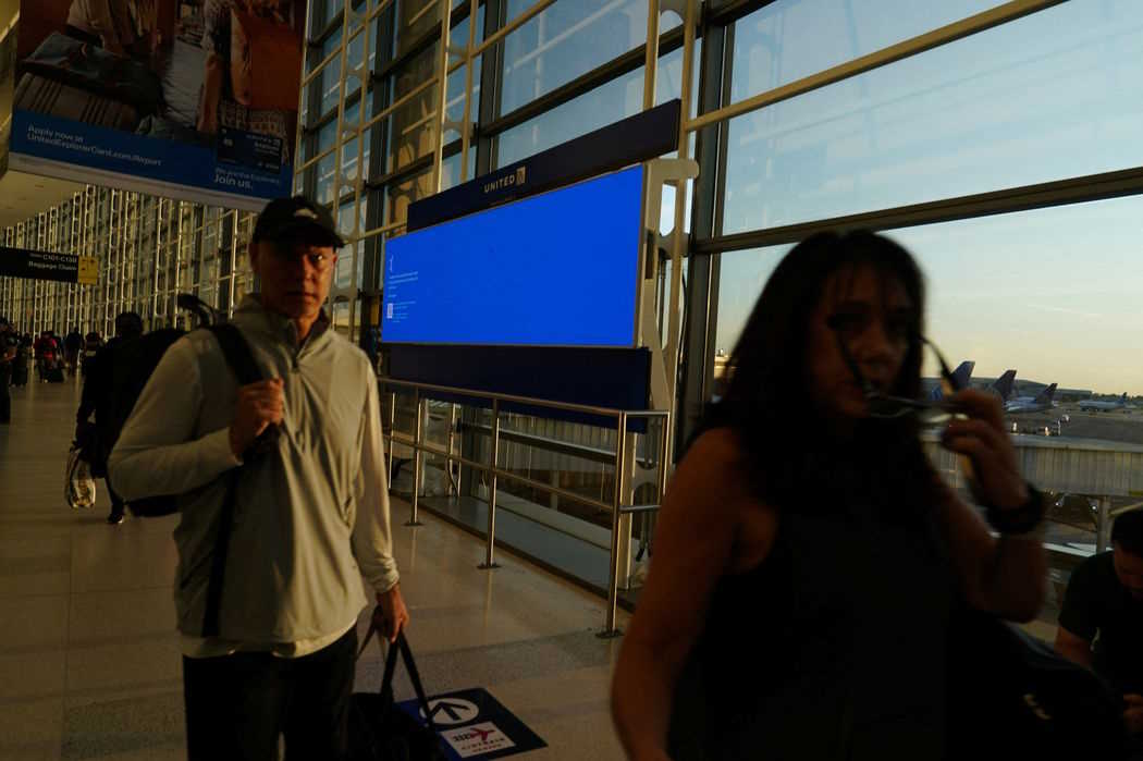تابلوی پرواز در فرودگاه بین المللی لیبرتی نیوآرک در نیوجرسی که صفحه آبی مرگ را در روز جمعه نمایش می دهد. عکس: BING GUAN/REUTERS