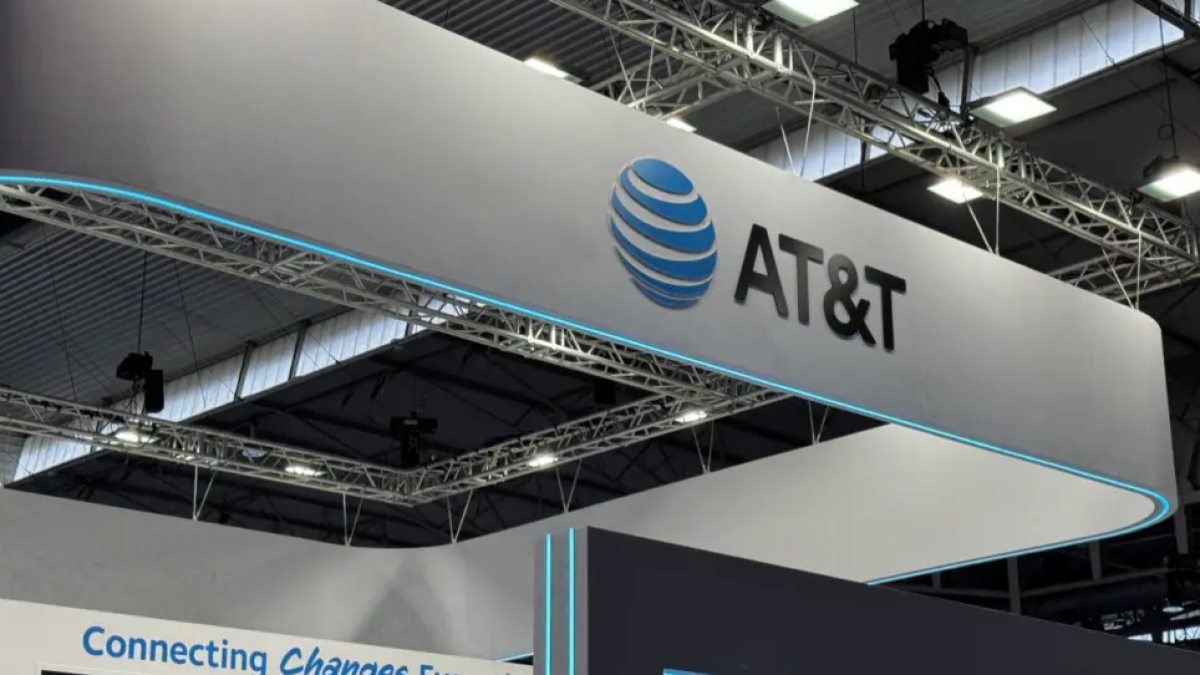 یک کارمند AT&T در حال ارسال یک بررسی جعلی در گوگل دستگیر شد
