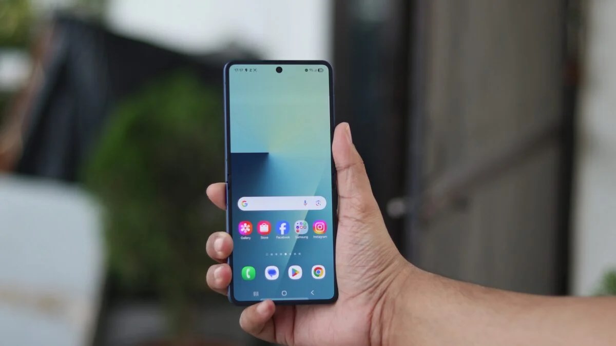 آنر دوباره مسیر سامسونگ را رفت ؛ رونمایی از گوشی تاشوی لوکس با برند جیمی چو