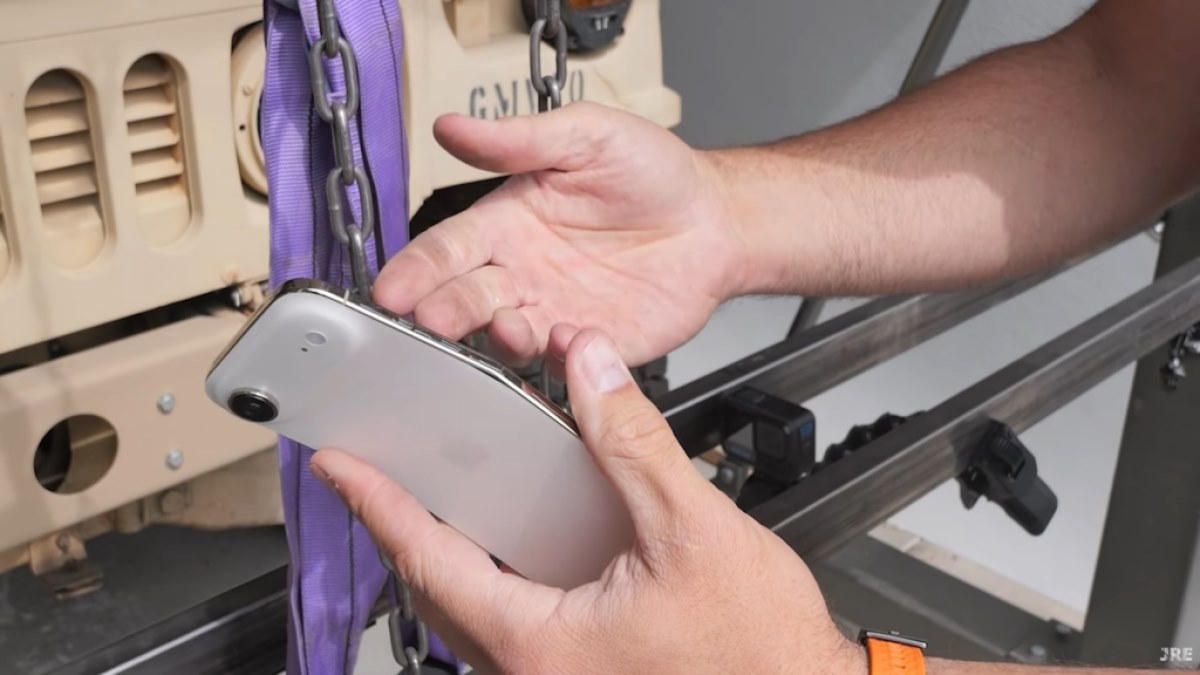 آیفون ایر در تست خم شدن جری‌ریگ‌اِوریثینگ سربلند بیرون آمد