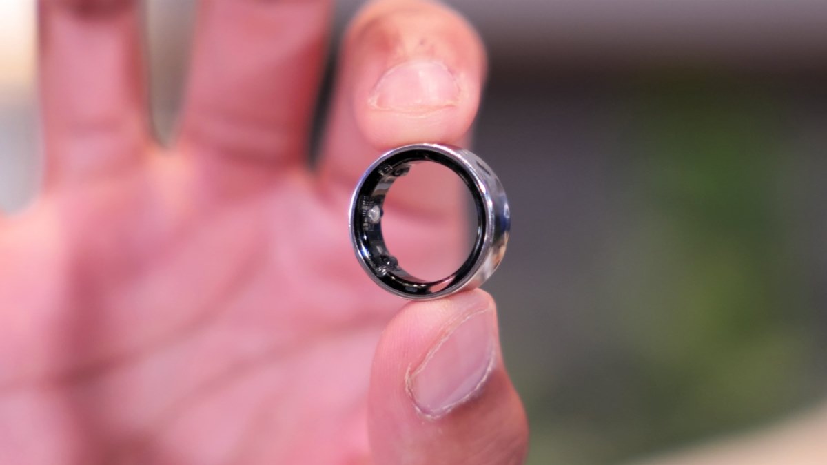 گلکسی رینگ به دلیل باد کردن باتری روی انگشت گیر می‌کند