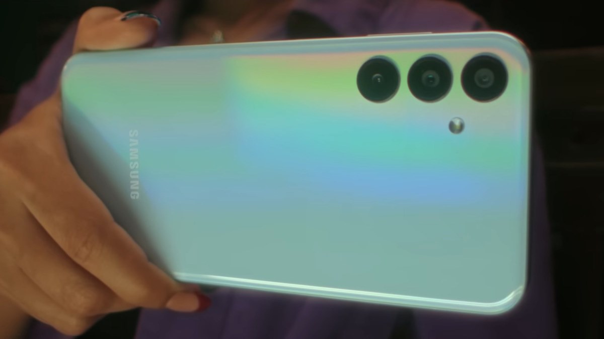 به‌روزرسانی وان یو آی 8 برای گلکسی اف 15 منتشر شد