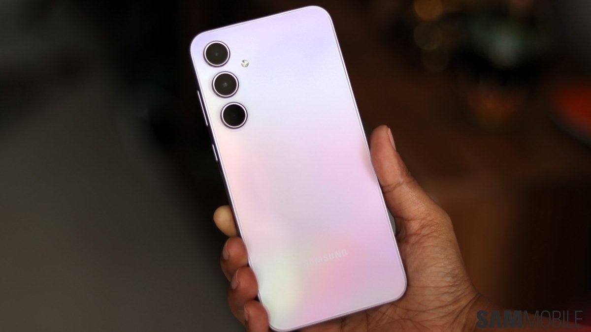 به‌روزرسانی وان یو آی 8 برای گلکسی ای 35 در ایران آغاز شد