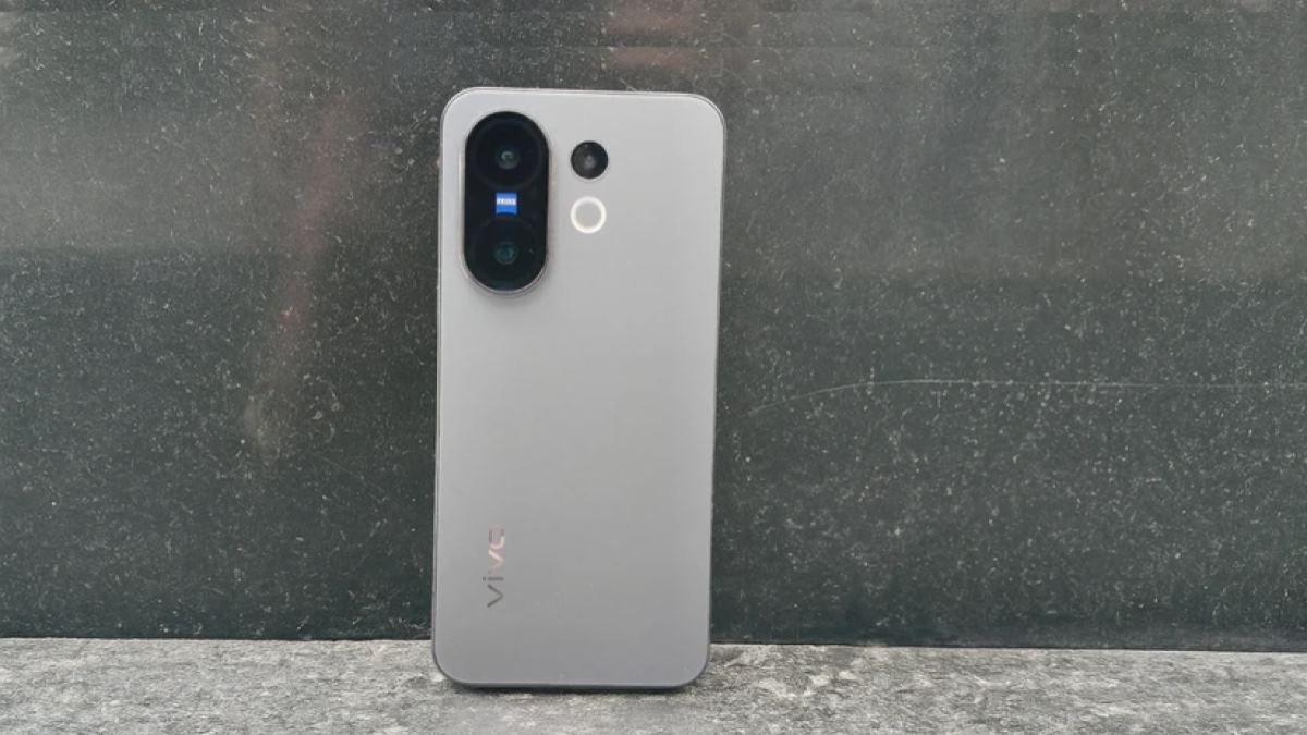 ویوو ایکس 300 اف ای در مسیر رونمایی گواهی‌نامه دریافت کرد