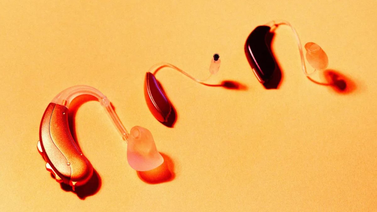 کارمند ناشنوا از تسلا به دلیل اخراج پس از خرابی سمعک‌ها شکایت کرد