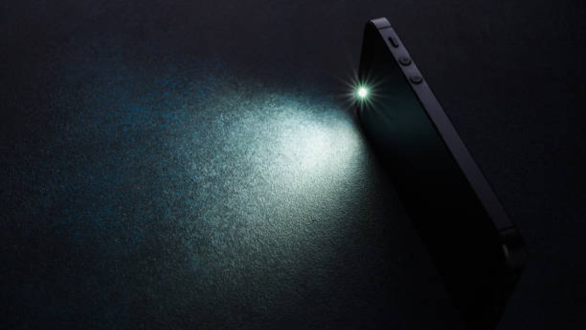 چراغ قوه گوشی چگونه کار می‌کند و چه تاثیری بر شارژ باتری دارد؟